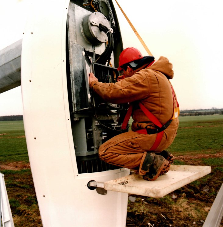 Orton wind farm build — installing a Carter turbine